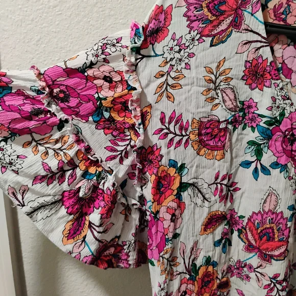 Floral Ruffle Sleeve Top - Picture 4 of 5